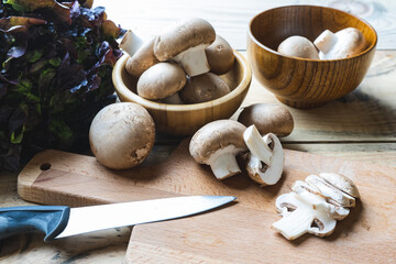 Champiñones cortados sobre la mesa. fondo 