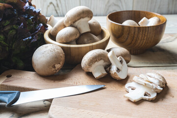 Champiñones crudos y limpios en la cocina
