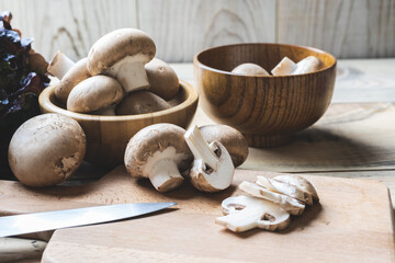 Champiñones Portobello crudos en un bol de madera