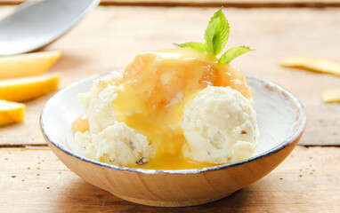 Eisbecher mit Apfelmus und Eierlikör Apfel Eis Apfelragout Dessert