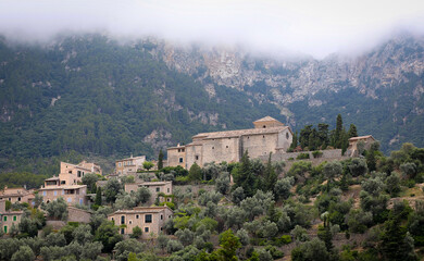 Fototapeta na wymiar hause in the mountains, Mallorca 