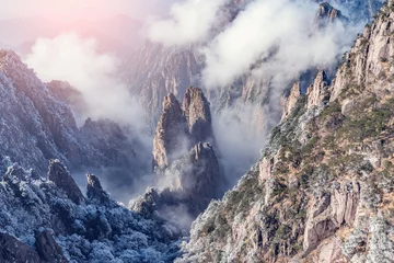Vlies Fototapete Huang Shan Clouds by the mountain peaks of Huangshan National park. China.