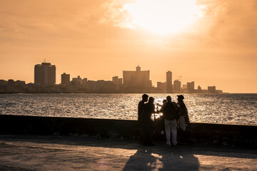 Músicos al atardecer en el Malecón de La Habana