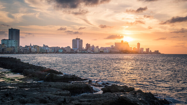 Atardecer en el Malecón de La Habana