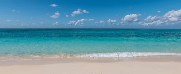 Fototapete Seven Mile Beach, Grand Cayman Panoramablick auf den tropischen weißen Sandstrand und das Meer der Kaimaninseln.