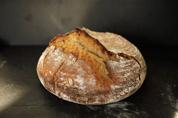 Sauerteigbrot vor schwarzem Hintergrund