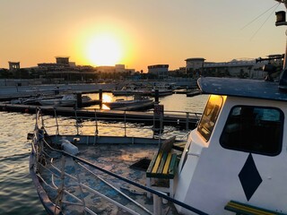 Naklejka premium boat jetty at sunset view
