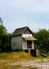 Fototapeta na wymiar old wooden cottage