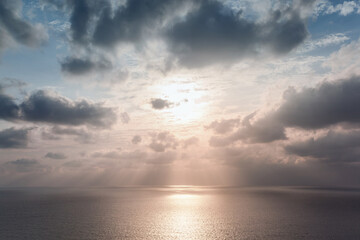 Obraz premium Beautiful sky with sun rays shining through the clouds over the Arabian Sea