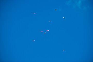 Paragleiter in der Luft am blauen Himmel
