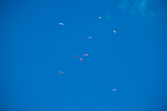 Paragleiter in der Luft am blauen Himmel