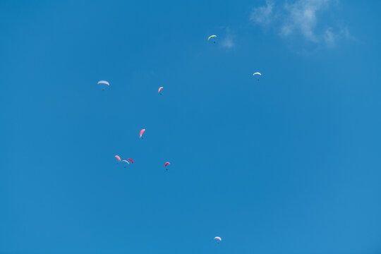 Paragleiter in der Luft am blauen Himmel