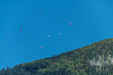 Paragleiter in der Luft am blauen Himmel