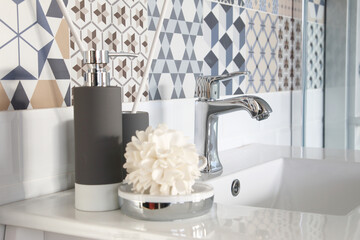 lavabo moderno con jaboneras