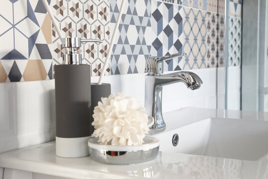 lavabo moderno con jaboneras