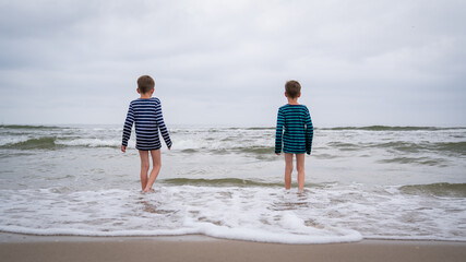 Jungs Kinder genießen die Idylle am Strand der Ostsee