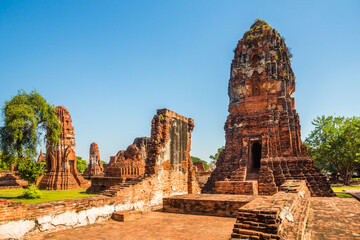 Obraz premium Pagoda at Ayutthaya Historical Park on a Sunny Day in Ayutthaya Province, Thailand. Architecture of Old Thai Capital City