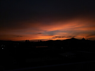 Cielo rojo en M&eacute;xico, una ca&iacute;da del sol detras de las monta&ntilde;as