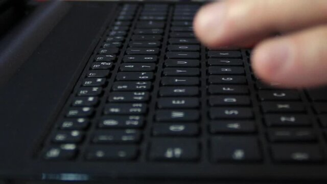 Teclado de computador sendo usado