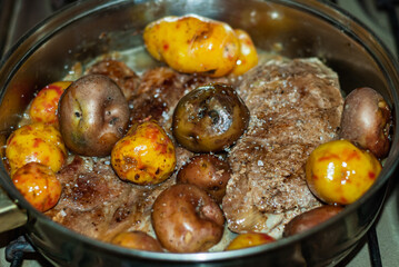 Beef steaks cooked to the pan with onions, Andean potatoes, fine herbs and spices.