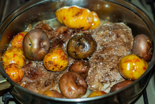 Beef steaks cooked to the pan with onions, Andean potatoes, fine herbs and spices.