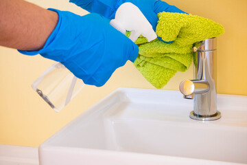 新型コロナウイルス感染防止対策として洗面台の水栓を除菌する