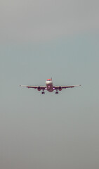 Fototapeta na wymiar Aereo mentre atterra all'aeroporto El-Prat di Barcellona.