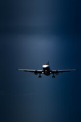 Aereo mentre atterra all'aeroporto El-Prat di Barcellona.