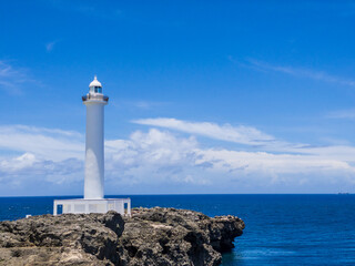 夏のさわやかな青空と沖縄の観光スポットの残波岬灯台と海と崖 05