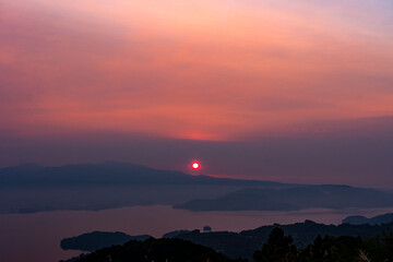 霧中の大村市と日の出