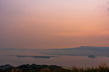 夜明け前の大村湾の空