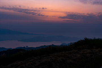 太良山系と大村湾の朝焼け　長崎の風景