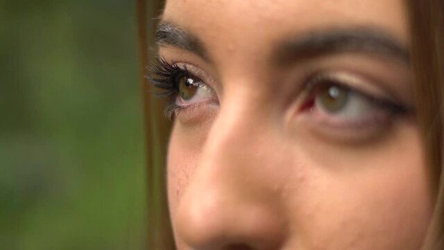 Mirada de mujer con iluminaci&oacute;n natural, close up de ojos verdes. Rostro de mujer joven y mirada. Primer plano de mujer caucasica. 