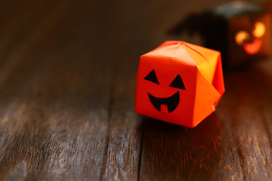 折り紙のかわいいハロウィンキャラクター お化けカボチャとコウモリ Stock 写真 Adobe Stock 折り紙のかわいいハロウィンキャラクター お化けカボチャとコウモリ Stock 写真 Adobe Stock