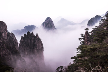 Prachtige en nieuwsgierige wolkenzee en prachtig Huangshan-berglandschap in China.