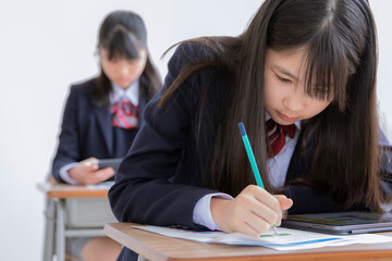 授業を受ける女子学生