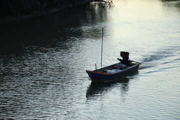 Naklejka premium Long tail boat of fishermen on the sea