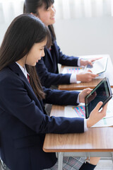 タブレットPCを使って勉強する女子学生 © arc image gallery