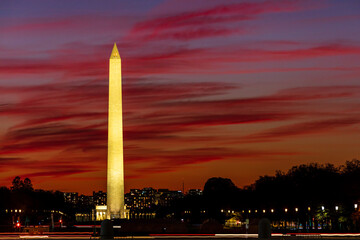 Obraz premium Washington Monument with red cloud 