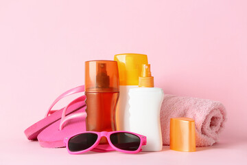 Fototapeta na wymiar Beach accessories with sunscreen cream on color background