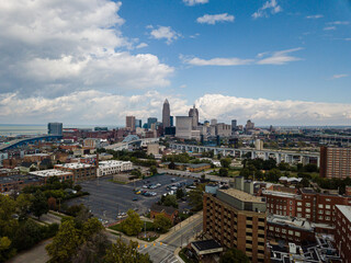 Obraz premium Cleveland Skyline from Ohio City on a cloudy afternoon
