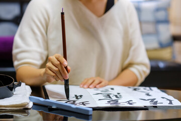 書道をする日本人女性　習字　毛筆