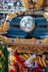 灘のけんか祭り、神輿と打ち子のクローズアップ