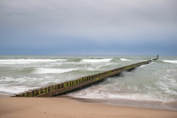 falochron na brzegu morza. Morze Bałtyckie plaża na wschód od Darłowa