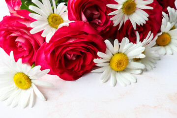 Obraz premium postcard mockup. bouquet of white daisies and red roses. invitation. congratulation. bouquet of red and white flowers