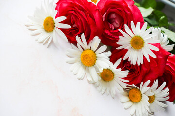 Obraz premium postcard mockup. bouquet of white daisies and red roses. invitation. congratulation. bouquet of red and white flowers