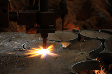 Cnc plasma cutting. Plasma cutters use a number of methods to start the arc. The arc is created by putting the torch in contact with the work piece. - obrazy, fototapety, plakaty