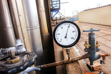 Hydrostatic gauges (such as the mercury column manometer) compare pressure to the hydrostatic force per unit area at the base of a column of fluid. It is independent of the type of gas being measured.