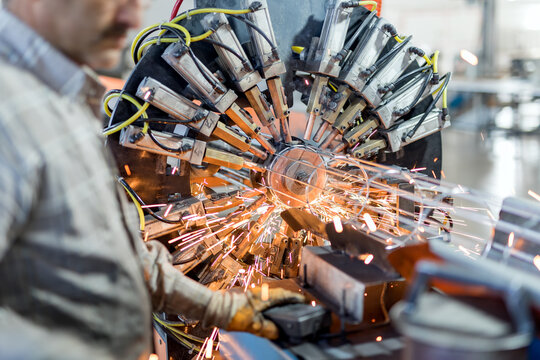 The circular resistance spot welding (RSW) is welding as spot weld to manufacture wire mesh for industrial filter.