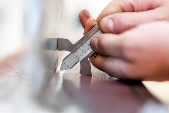 View of the measure fillet welding thickness with vernier gauge type. The throat of the fillet weld refers to the face of the weld which faces out from the weld joint.